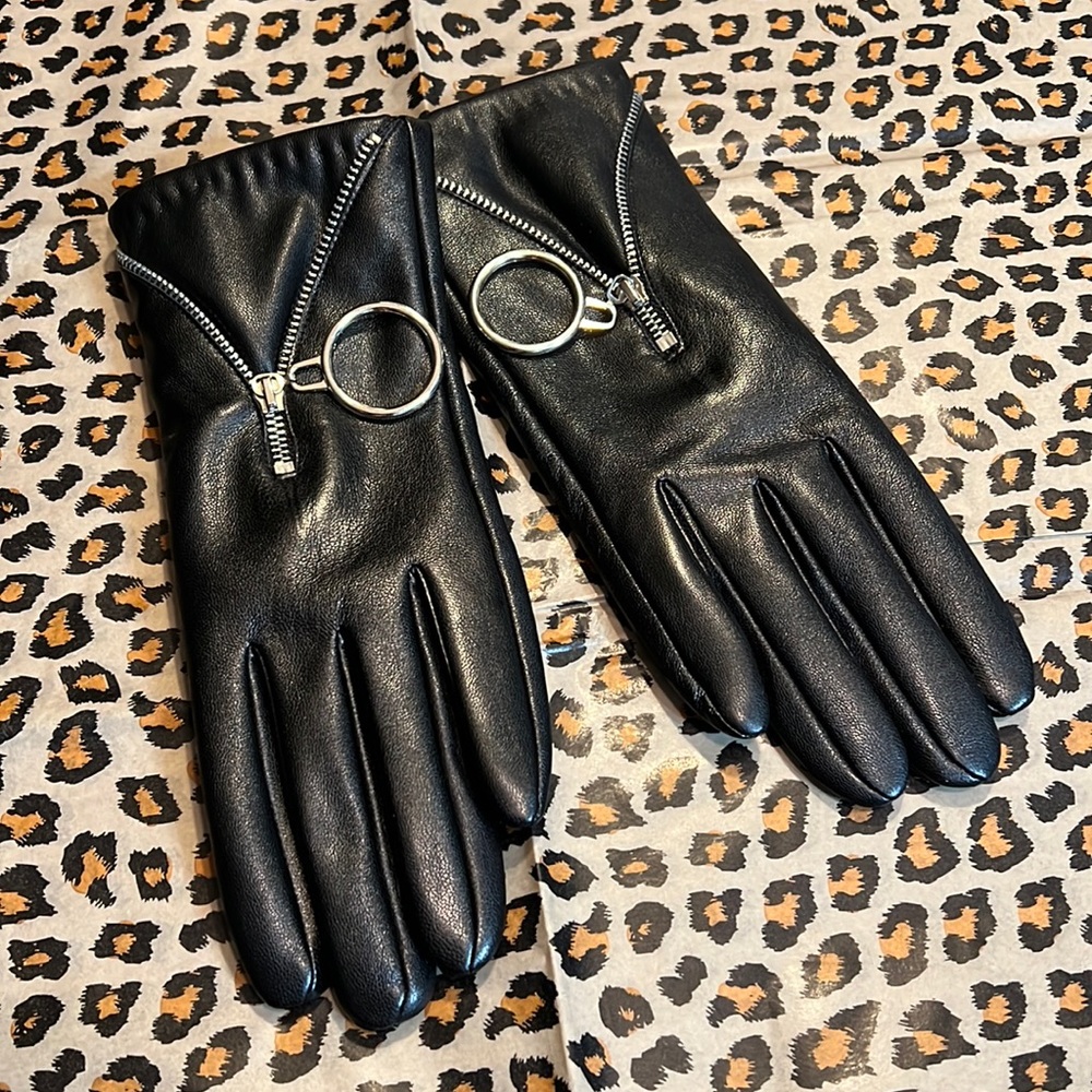 🦋Pleather gloves with silver tone zipper accents